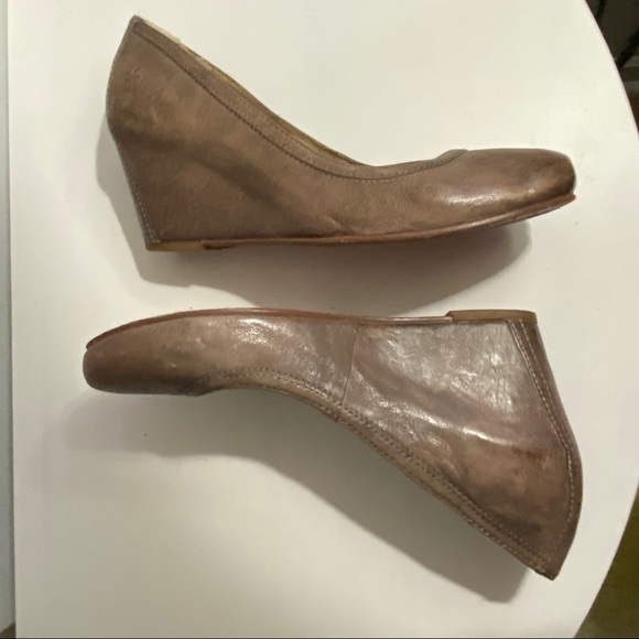 FRYE wedge pump round toes. Color: grey taupe - Picture 3 of 3